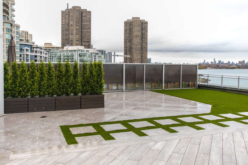 Großer, Gefliester, Unbedeckter Moderner Patio mit Kübelpflanzen in Toronto