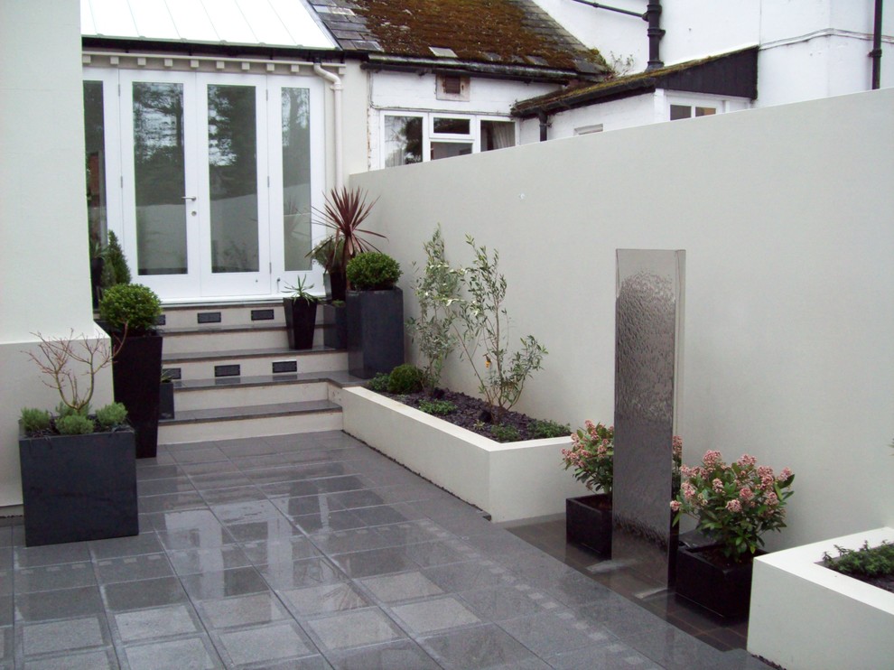 Idee per un patio o portico moderno in cortile con fontane