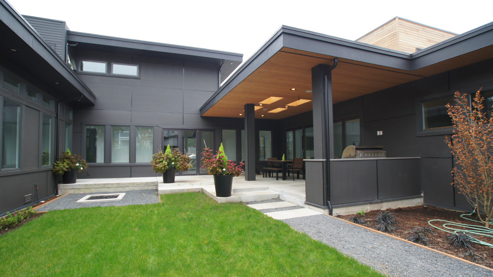 Modelo de patio moderno grande en patio con pérgola, cocina exterior y gravilla