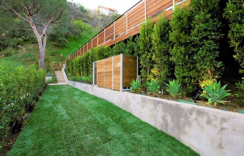 Свежая идея для дизайна: двор среднего размера на заднем дворе в стиле модернизм с настилом без защиты от солнца - отличное фото интерьера