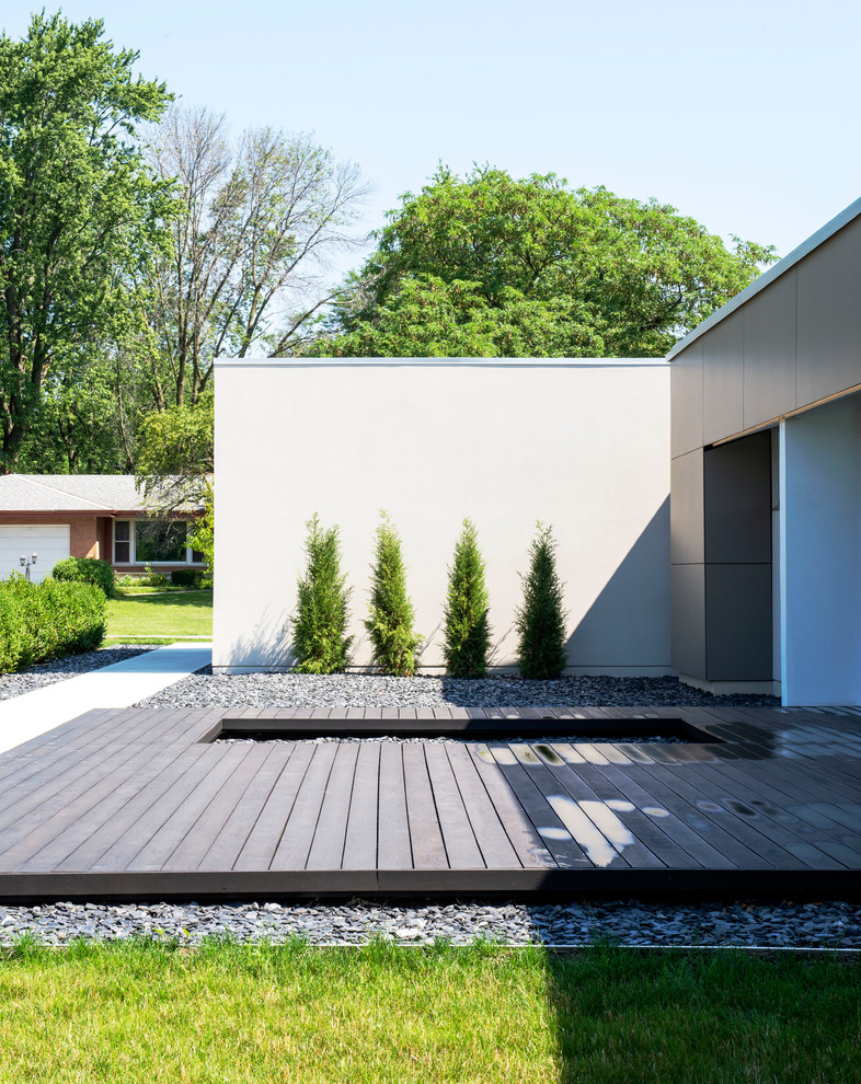 Réalisation d'une terrasse en bois avant minimaliste de taille moyenne avec aucune couverture.