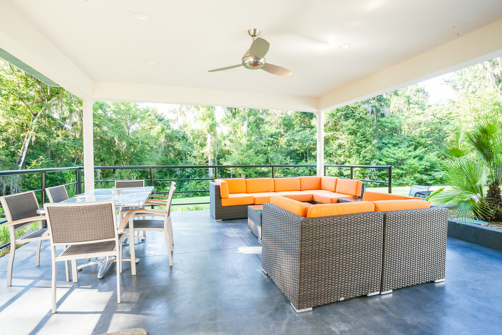 Réalisation d'une terrasse latérale minimaliste de taille moyenne avec une cuisine d'été, une dalle de béton et une extension de toiture.