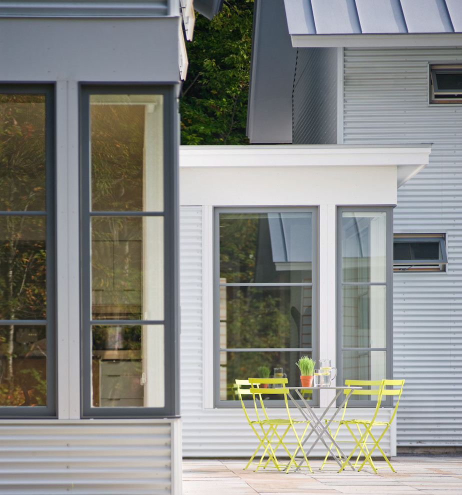 Пример оригинального дизайна: двор среднего размера на заднем дворе в стиле кантри без защиты от солнца