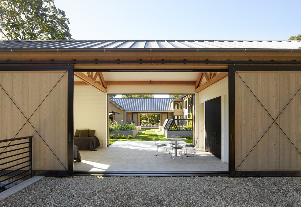 Foto di un patio o portico moderno in cortile con un giardino in vaso, lastre di cemento e un gazebo o capanno