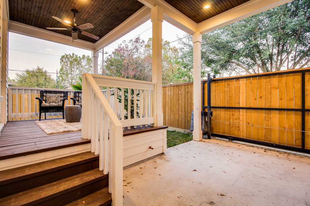 Стильный дизайн: двор среднего размера на заднем дворе в стиле кантри с покрытием из бетонных плит и навесом - последний тренд
