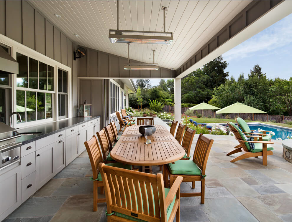 Überdachter Landhausstil Patio hinter dem Haus mit Outdoor-Küche und Natursteinplatten in San Francisco