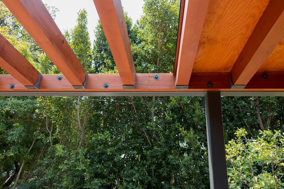 Réalisation d'une terrasse minimaliste de taille moyenne avec une pergola.
