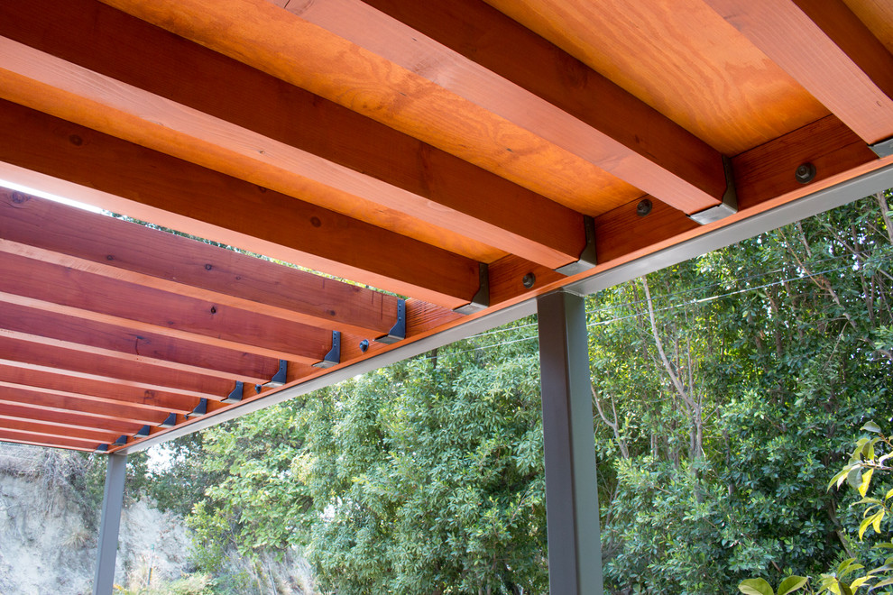 Idée de décoration pour une terrasse avant minimaliste de taille moyenne avec une pergola.