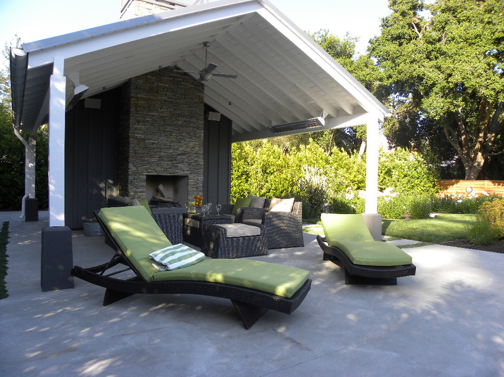 Стильный дизайн: двор в современном стиле с местом для костра, покрытием из бетонных плит и навесом - последний тренд