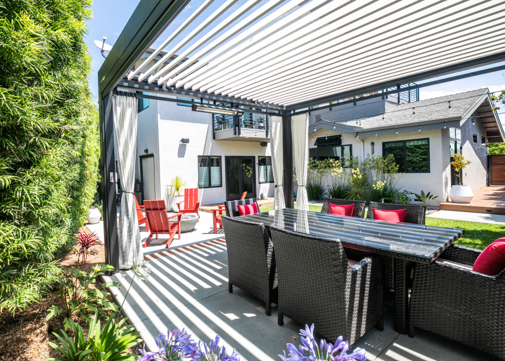 Пример оригинального дизайна: беседка во дворе частного дома на заднем дворе в стиле модернизм с местом для костра и покрытием из бетонных плит