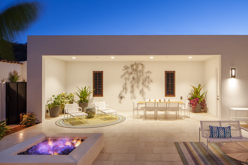 Идея дизайна: двор в средиземноморском стиле с местом для костра без защиты от солнца