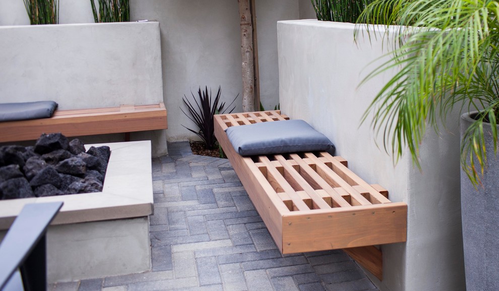 Imagen de patio moderno de tamaño medio sin cubierta en patio trasero con adoquines de ladrillo