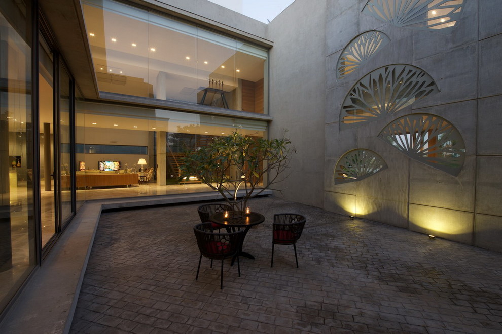 Идея дизайна: двор в современном стиле