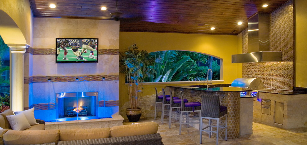 Mittelgroßer Klassischer Patio hinter dem Haus mit Outdoor-Küche und Natursteinplatten in Tampa
