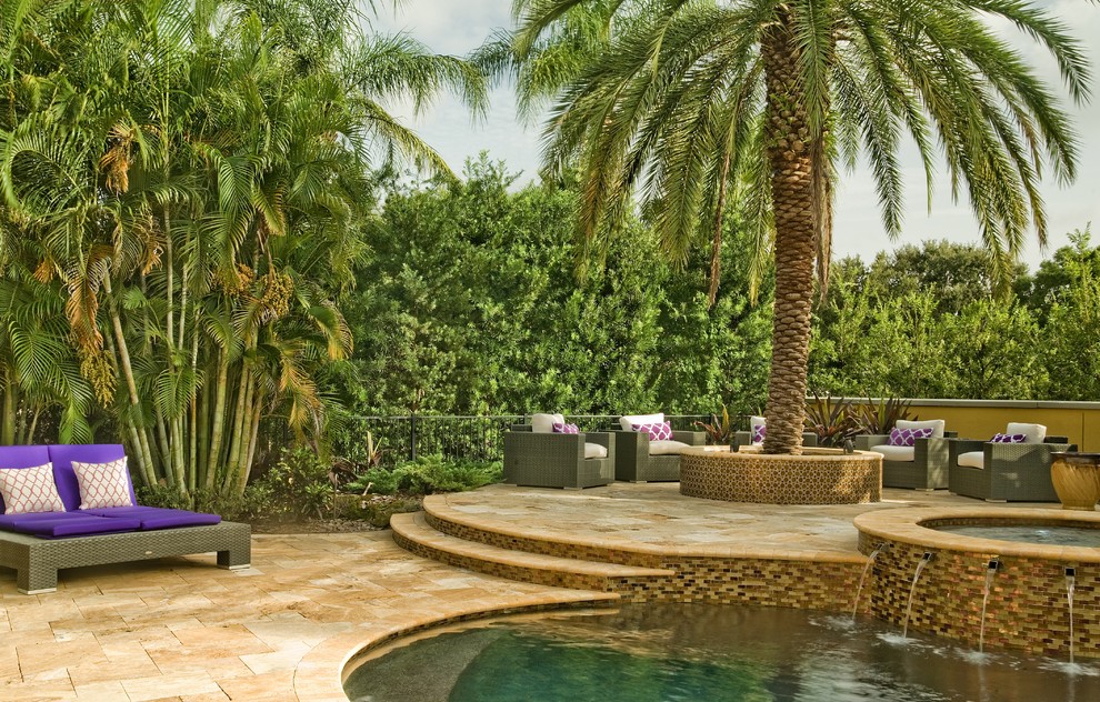 Стильный дизайн: большой двор на заднем дворе в средиземноморском стиле с покрытием из каменной брусчатки - последний тренд