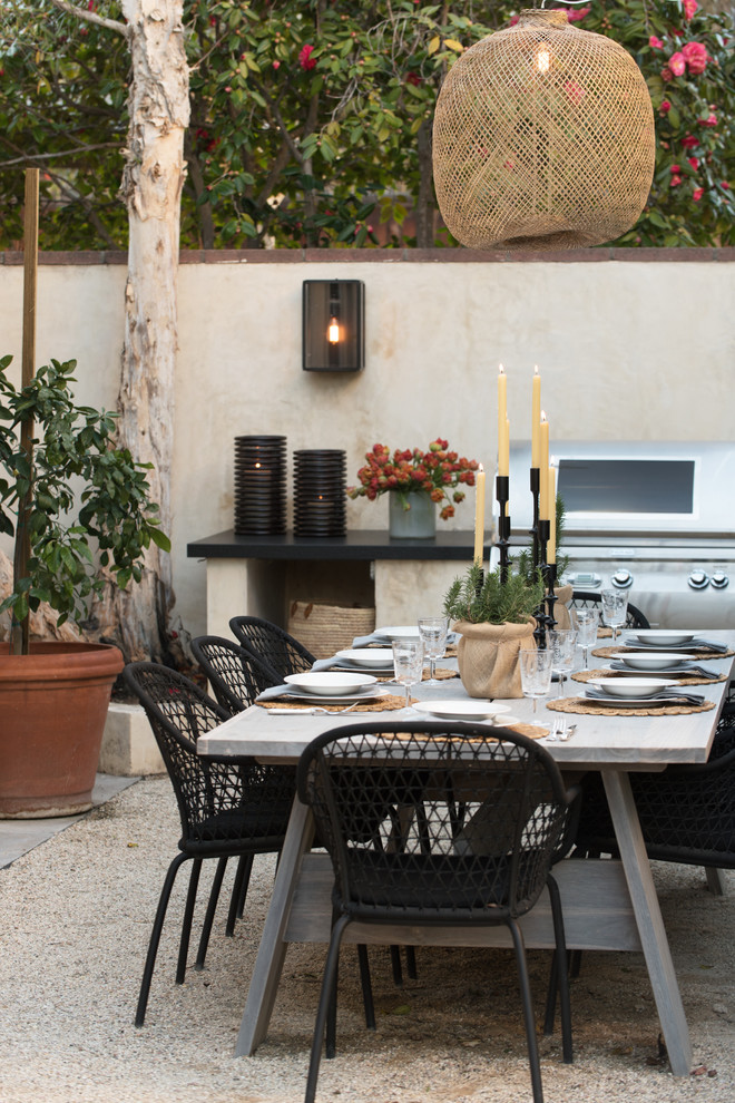 Großer, Unbedeckter Moderner Patio hinter dem Haus mit Betonplatten und Outdoor-Küche in Los Angeles
