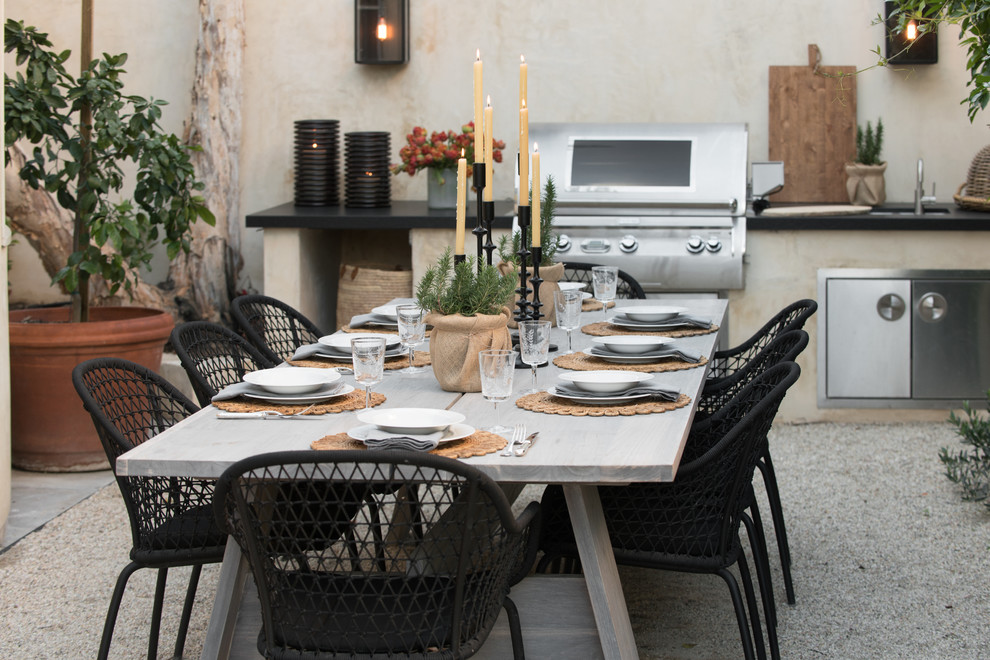 Großer, Unbedeckter Moderner Patio mit Kies hinter dem Haus mit Outdoor-Küche in Los Angeles