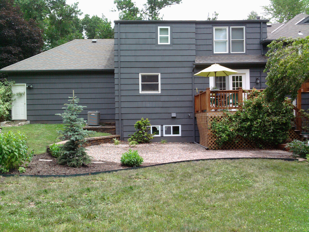 Источник вдохновения для домашнего уюта: маленький двор на заднем дворе в стиле модернизм с покрытием из гравия для на участке и в саду