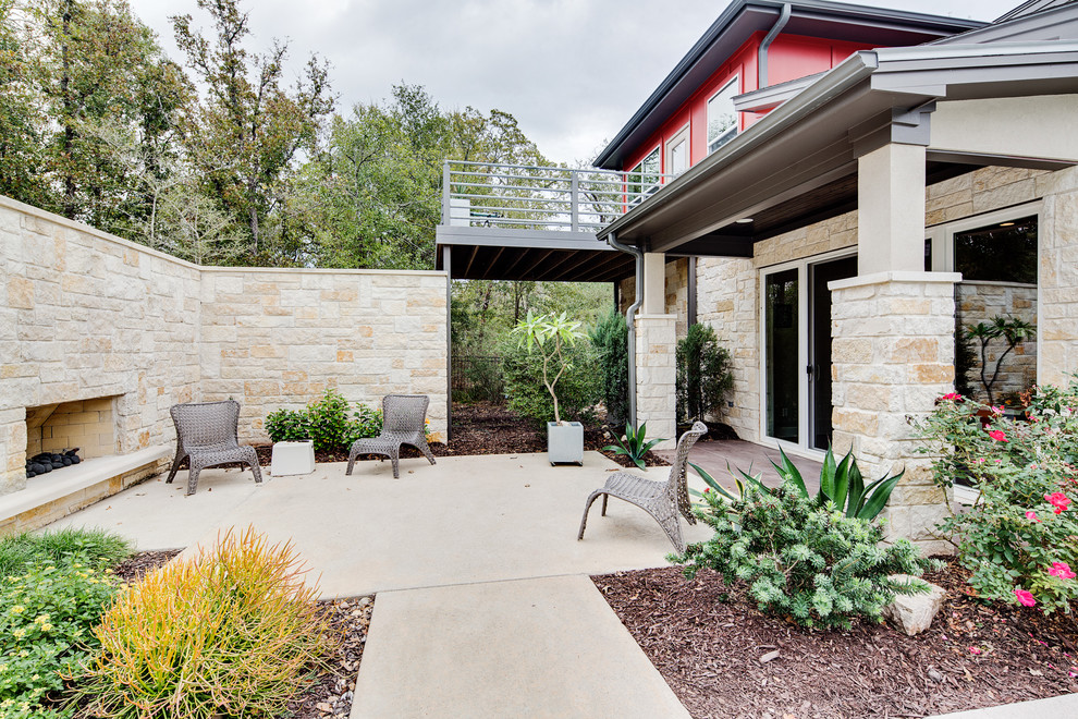 Пример оригинального дизайна: двор среднего размера на заднем дворе в стиле модернизм с местом для костра и покрытием из бетонных плит без защиты от солнца