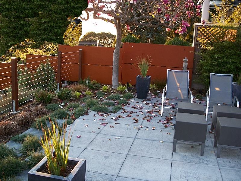 На фото: двор среднего размера на заднем дворе в современном стиле с мощением тротуарной плиткой без защиты от солнца