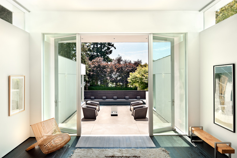 Свежая идея для дизайна: двор среднего размера на заднем дворе в стиле модернизм с покрытием из бетонных плит без защиты от солнца - отличное фото интерьера