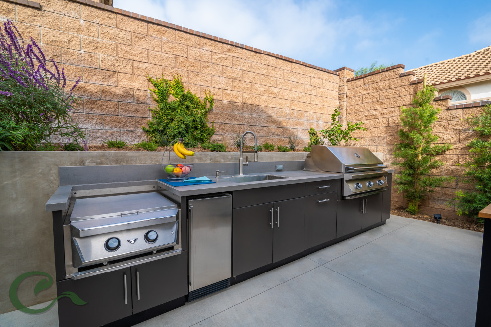 На фото: маленькая беседка во дворе частного дома на заднем дворе в стиле модернизм с летней кухней и покрытием из бетонных плит для на участке и в саду