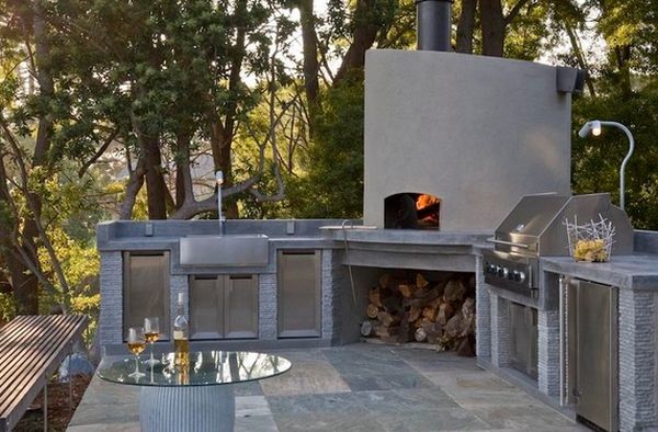 Cette photo montre une terrasse arrière moderne de taille moyenne avec une cuisine d'été, du carrelage et aucune couverture.