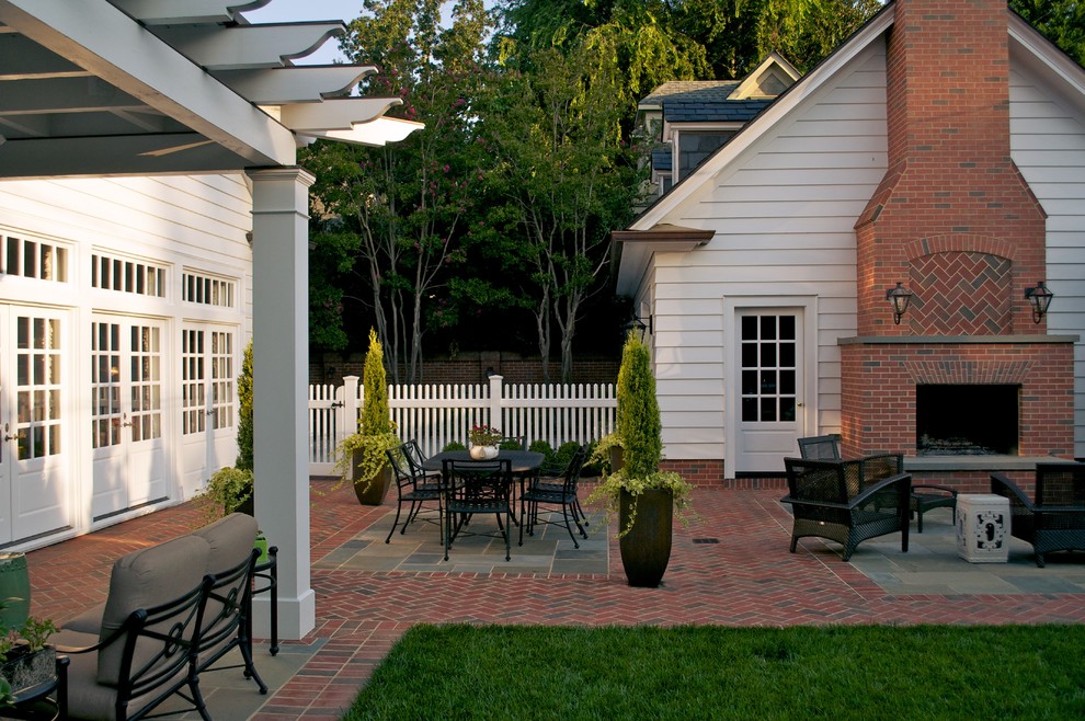 Пример оригинального дизайна: двор в классическом стиле с мощением клинкерной брусчаткой и местом для костра