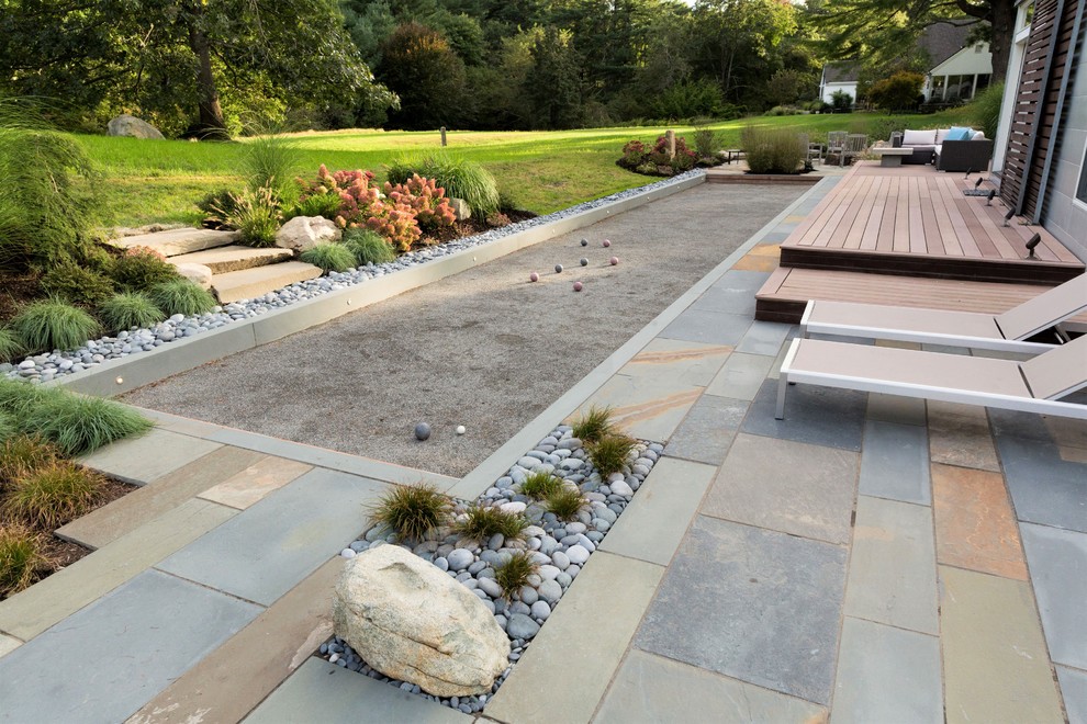 Idee per un patio o portico minimalista dietro casa con pavimentazioni in pietra naturale