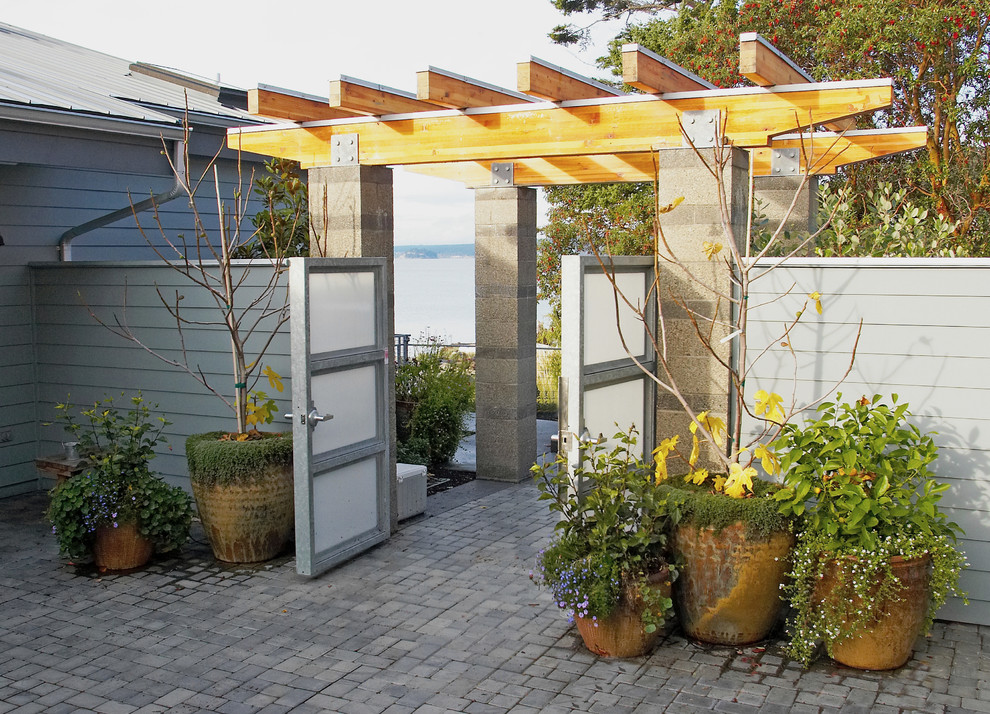 Diseño de patio contemporáneo con adoquines de hormigón