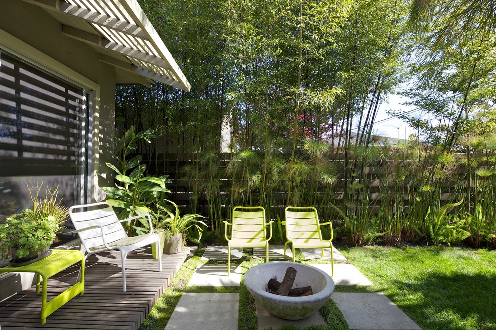 Пример оригинального дизайна: двор в стиле модернизм с местом для костра