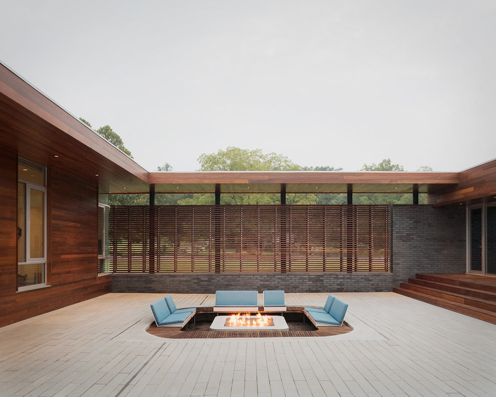 Cette photo montre une terrasse moderne avec une cour.