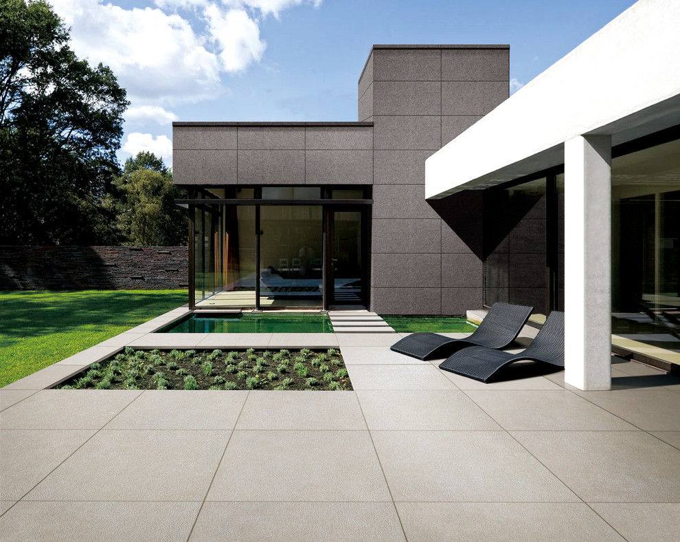 Diseño de patio moderno en anexo de casas con fuente