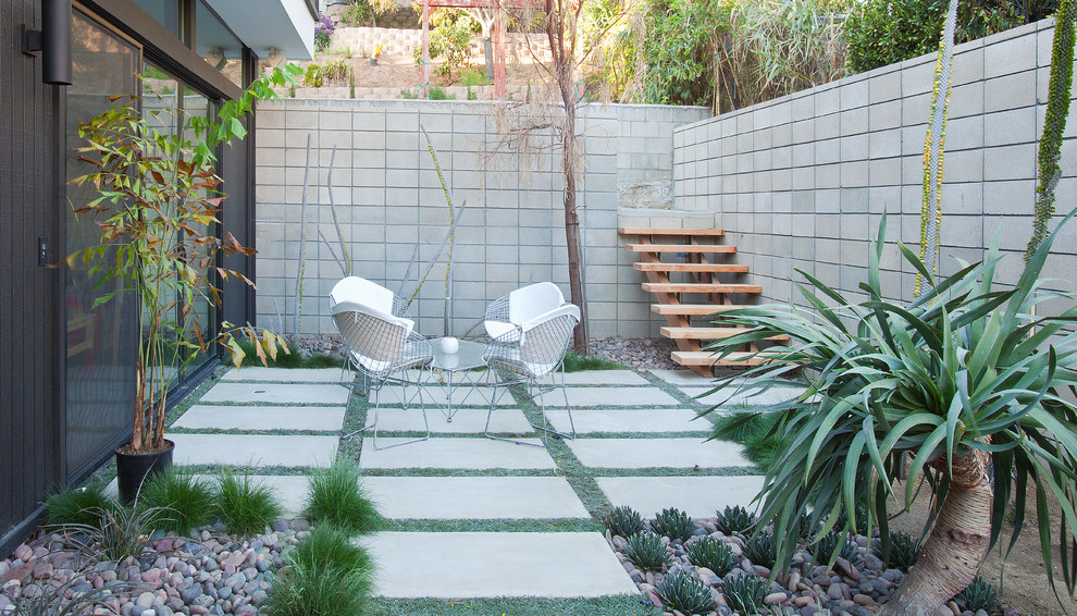 Idee per un patio o portico minimalista con nessuna copertura e scale