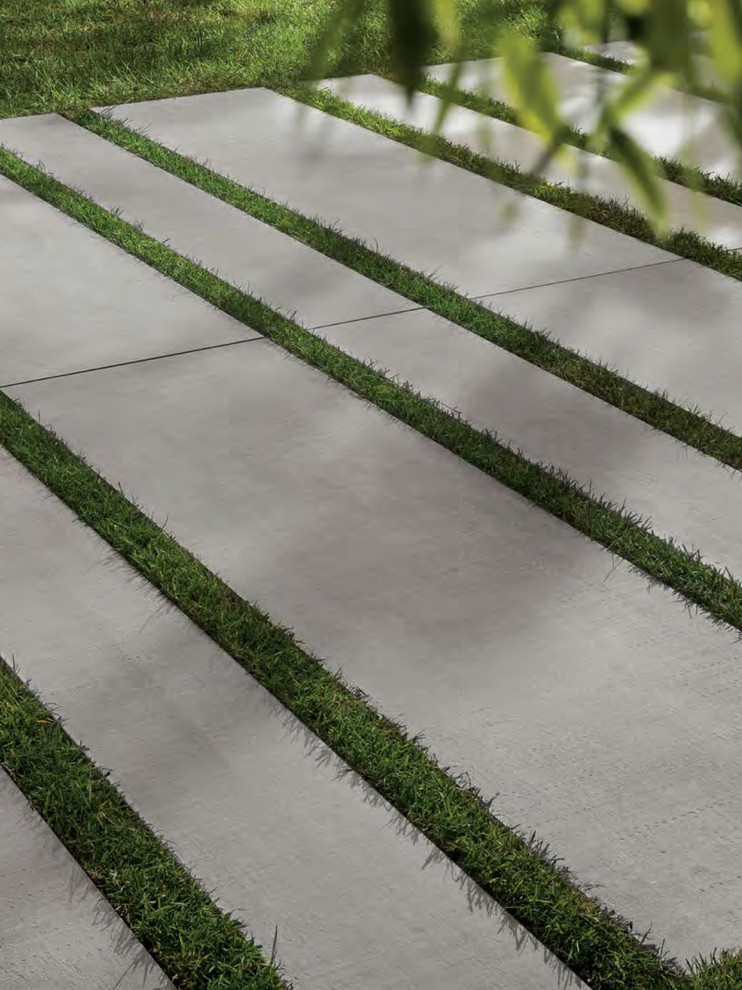 Inspiration pour une grande terrasse avant minimaliste avec des pavés en béton.