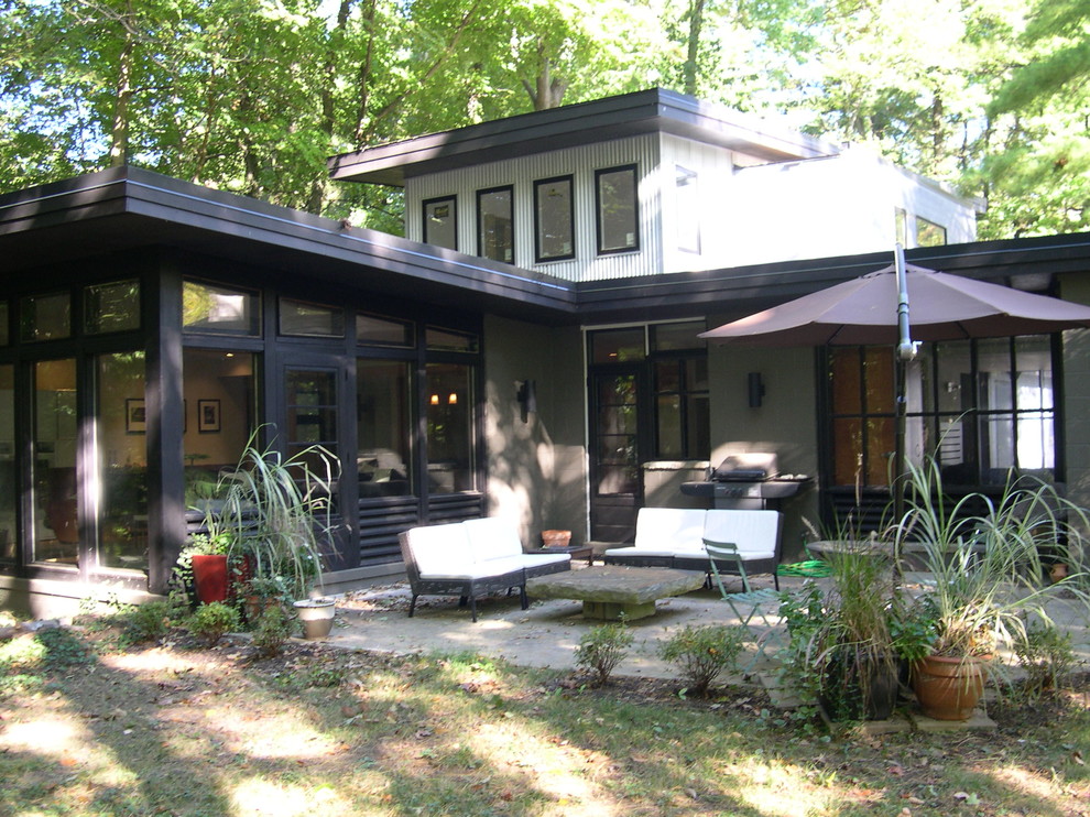 Foto di un patio o portico moderno di medie dimensioni e dietro casa con lastre di cemento e nessuna copertura
