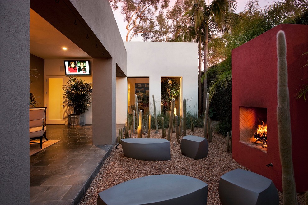 Mittelgroßer, Überdachter Moderner Patio mit Kies im Innenhof mit Feuerstelle in Santa Barbara