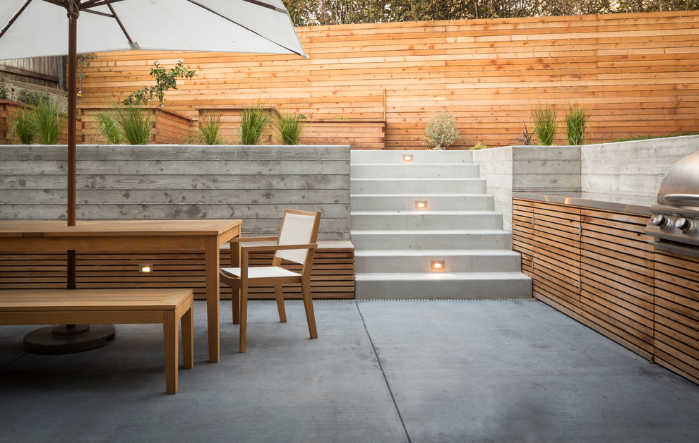 Mittelgroßer, Unbedeckter Moderner Patio hinter dem Haus mit Outdoor-Küche und Betonplatten in San Francisco