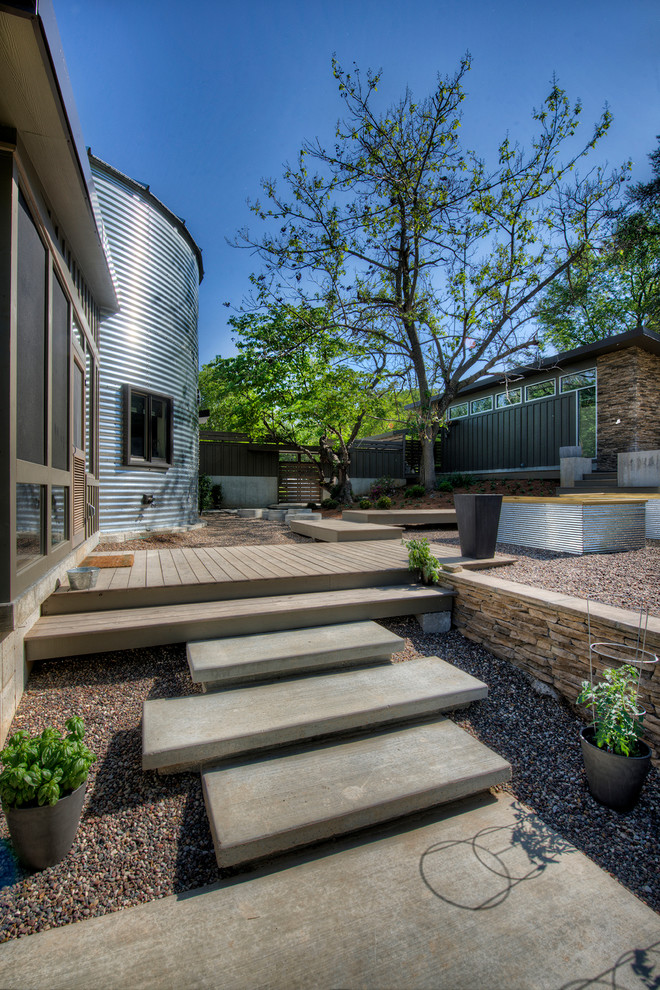 Photo of a contemporary back patio with no cover.