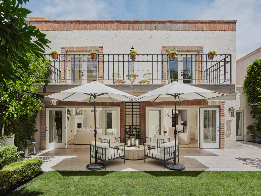 Источник вдохновения для домашнего уюта: большой двор на заднем дворе в средиземноморском стиле без защиты от солнца