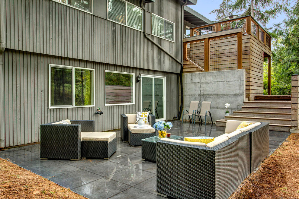 Diseño de patio moderno sin cubierta en patio trasero con adoquines de hormigón
