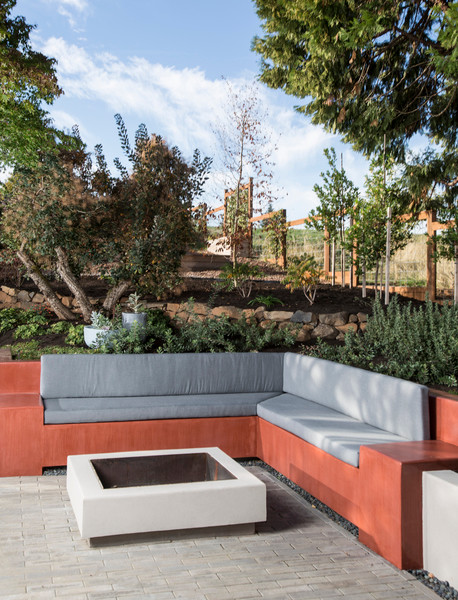 Идея дизайна: двор среднего размера на заднем дворе в стиле модернизм с местом для костра и мощением тротуарной плиткой без защиты от солнца