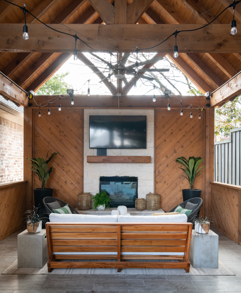 Foto de patio tradicional renovado grande en patio trasero con chimenea, suelo de baldosas y cenador