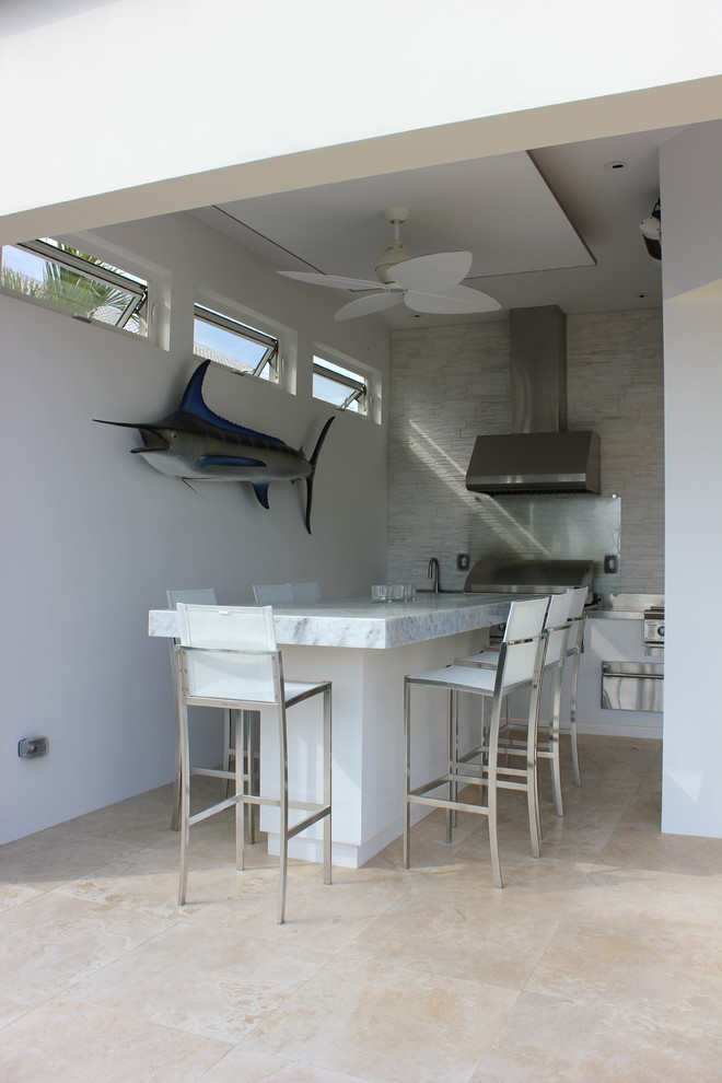 Mittelgroßer, Überdachter Moderner Patio hinter dem Haus mit Outdoor-Küche und Natursteinplatten in Miami