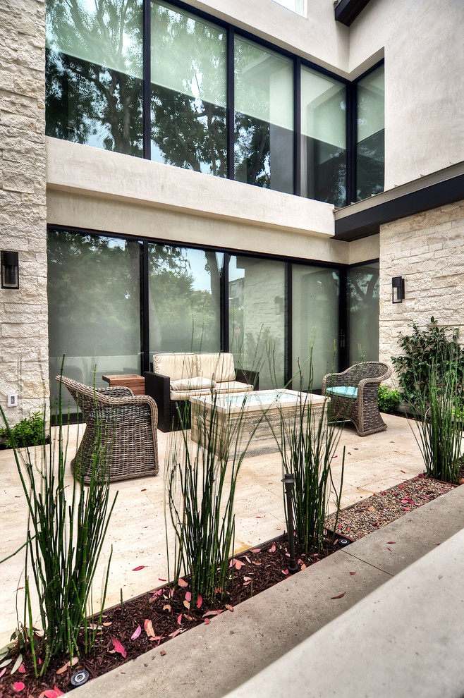 Свежая идея для дизайна: двор среднего размера в современном стиле с мощением тротуарной плиткой без защиты от солнца - отличное фото интерьера