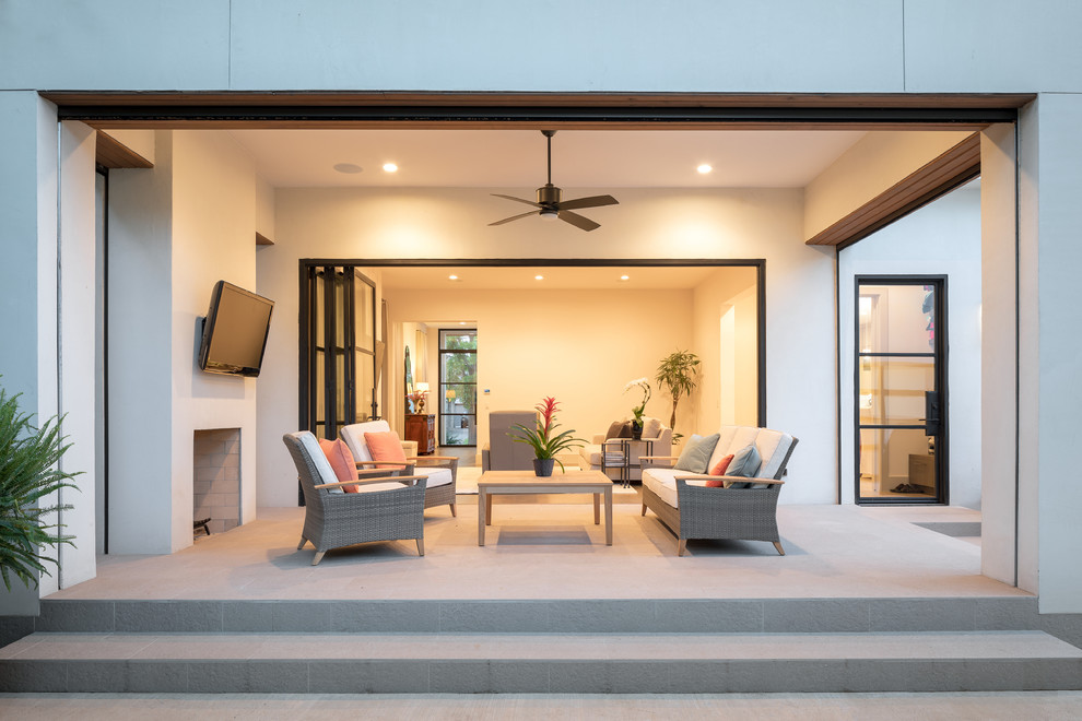 Идея дизайна: двор в современном стиле с покрытием из плитки и навесом