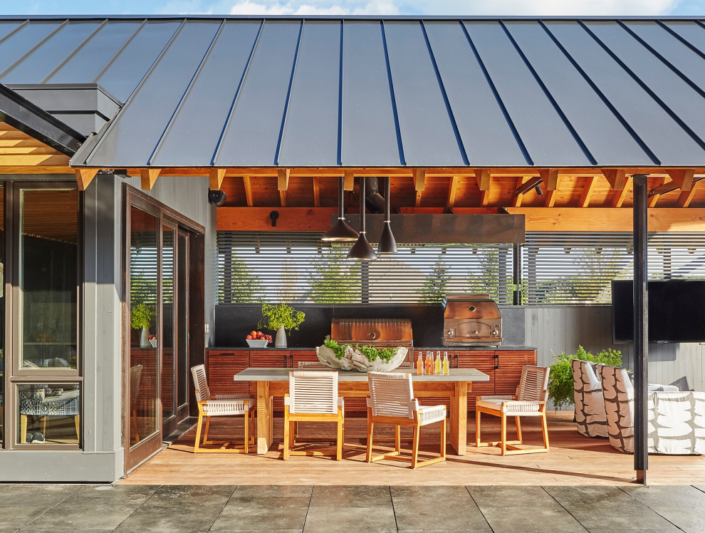 Foto de patio moderno grande en patio trasero con cocina exterior