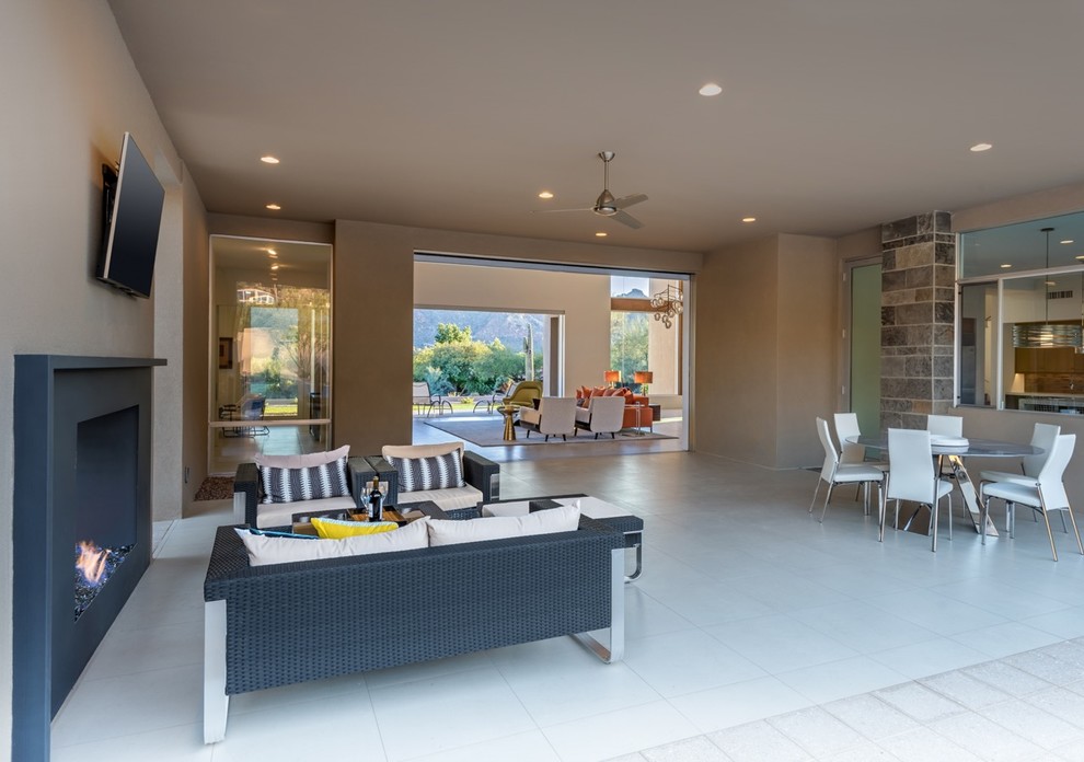 Стильный дизайн: большой двор на заднем дворе в стиле модернизм с покрытием из плитки и навесом - последний тренд