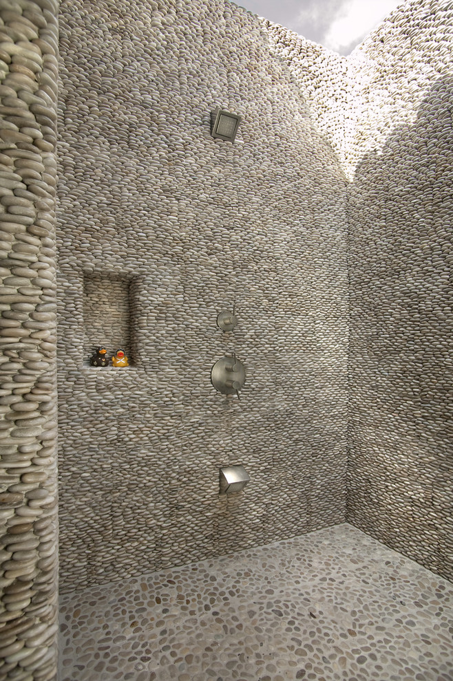 На фото: большой двор в средиземноморском стиле с покрытием из плитки, навесом и летним душем с