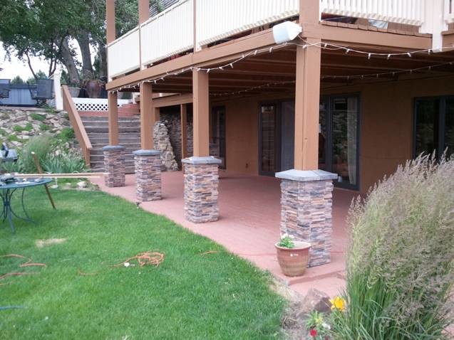Cette image montre une terrasse arrière traditionnelle de taille moyenne avec une dalle de béton et une extension de toiture.